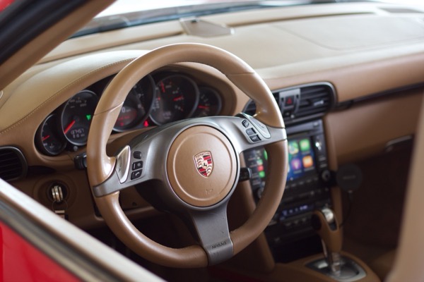 Steering wheel with Porsche crest, Apple CarPlay visible
